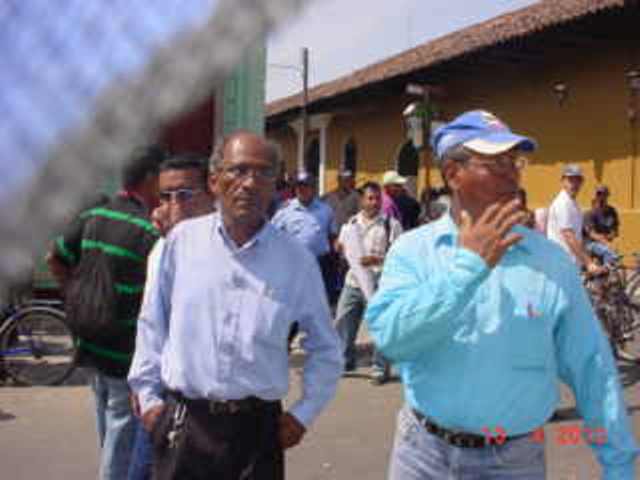Manuel Chavez (con la mano en el bolsillo ) al lado de Francisco Casaya